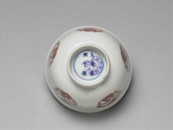 白瓷釉裡紅團龍紋杯