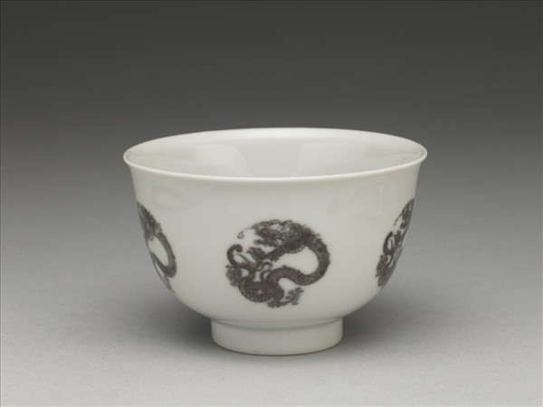白瓷釉裡紅團龍紋杯