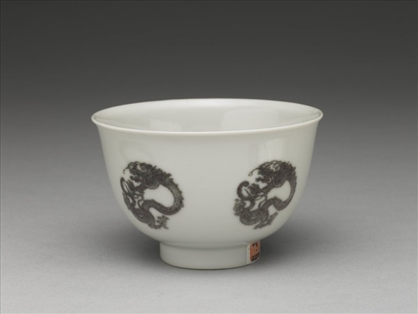 白瓷釉裡紅團龍紋杯