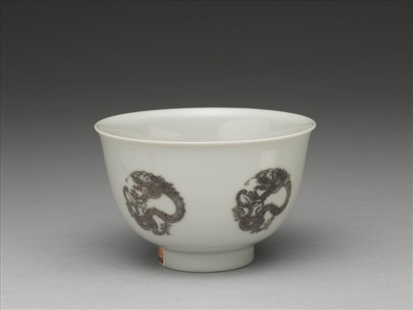白瓷釉裡紅團龍紋杯