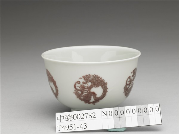 白瓷釉裡紅團龍紋杯