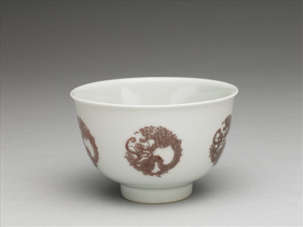 白瓷釉裡紅團龍紋杯