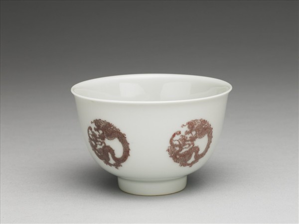 白瓷釉裡紅團龍紋杯