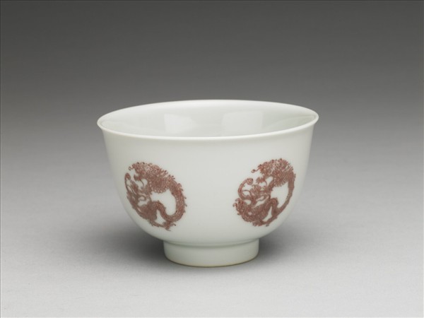 白瓷釉裡紅團龍紋杯