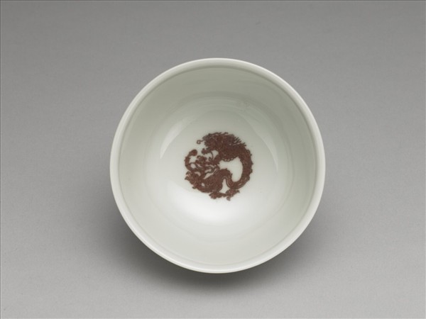 白瓷釉裡紅團龍紋杯