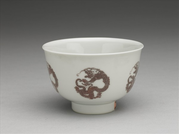 白瓷釉裡紅團龍紋杯