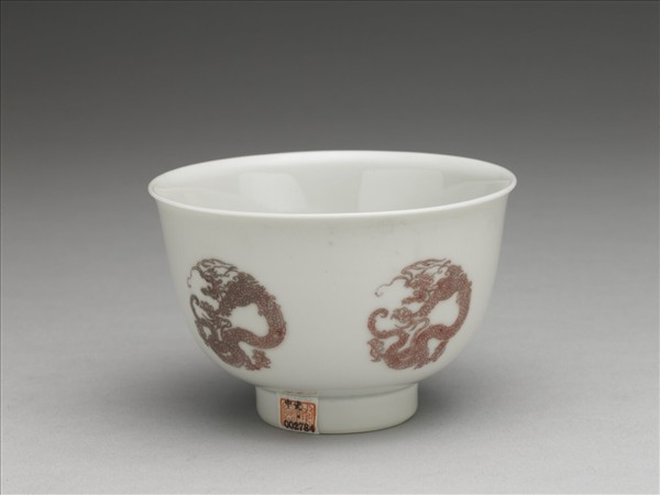 白瓷釉裡紅團龍紋杯