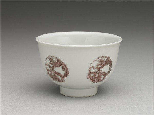 白瓷釉裡紅團龍紋杯