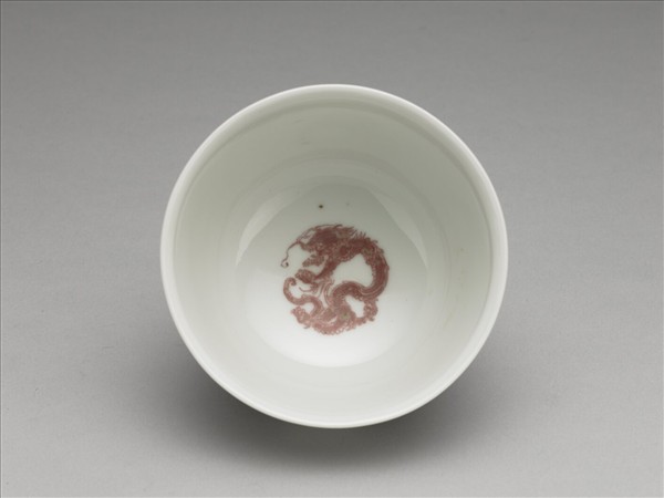 白瓷釉裡紅團龍紋杯
