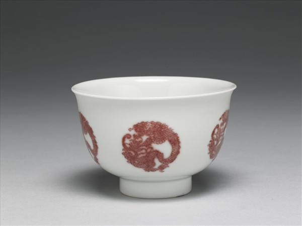白瓷釉裡紅團龍紋杯