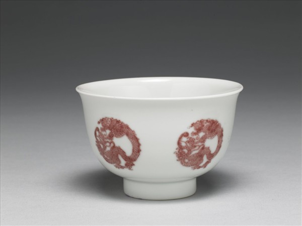 白瓷釉裡紅團龍紋杯