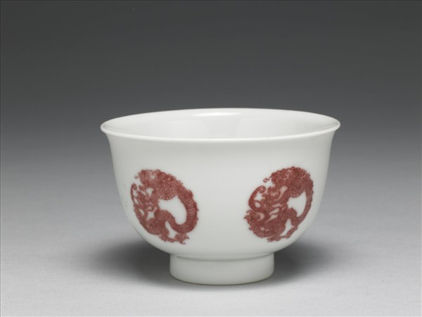 白瓷釉裡紅團龍紋杯