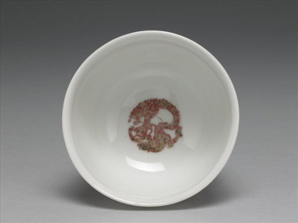 白瓷釉裡紅團龍紋杯