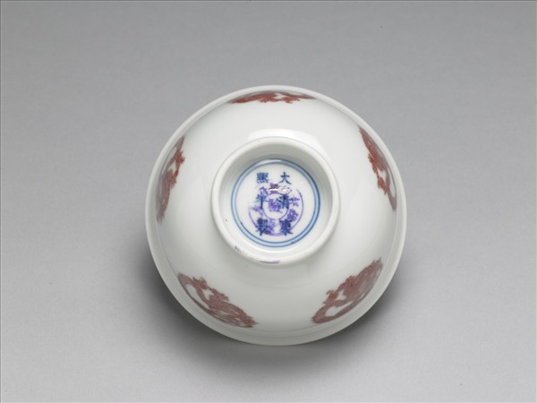 白瓷釉裡紅團龍紋杯