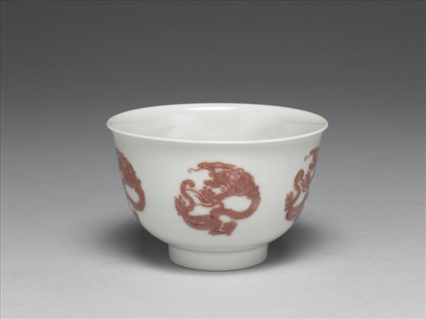 白瓷釉裡紅團龍紋杯