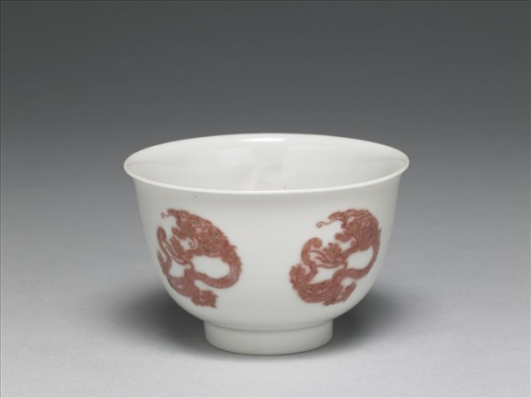 白瓷釉裡紅團龍紋杯