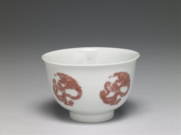 白瓷釉裡紅團龍紋杯