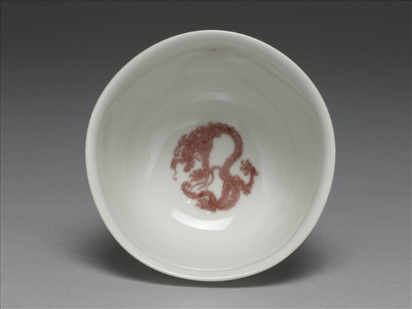白瓷釉裡紅團龍紋杯