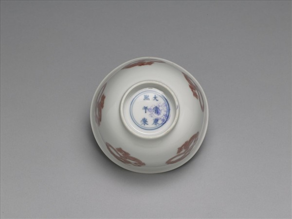 白瓷釉裡紅團龍紋杯