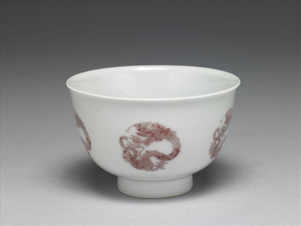 白瓷釉裡紅團龍紋杯