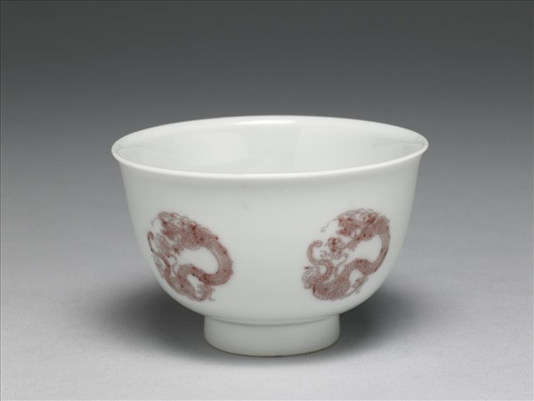 白瓷釉裡紅團龍紋杯