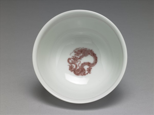 白瓷釉裡紅團龍紋杯