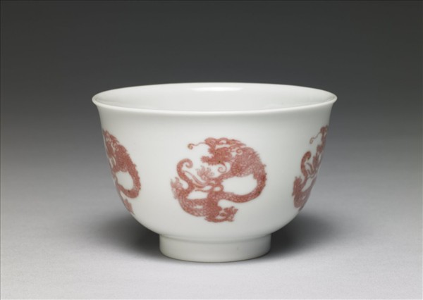 白瓷釉裡紅團龍紋杯