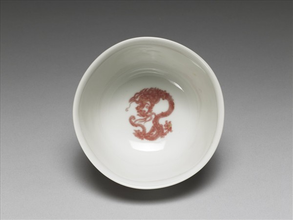 白瓷釉裡紅團龍紋杯
