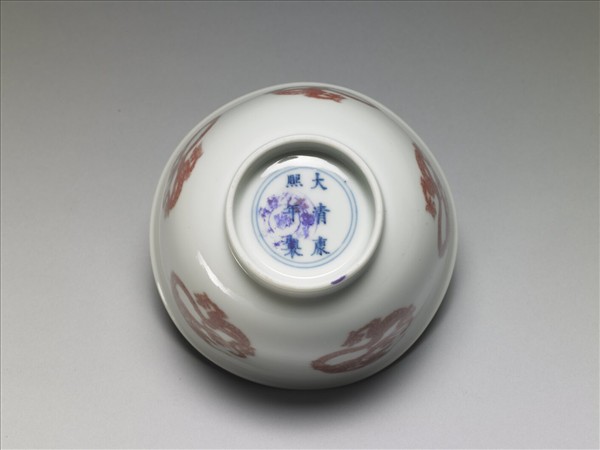 白瓷釉裡紅團龍紋杯