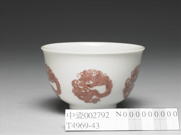白瓷釉裡紅團龍紋杯