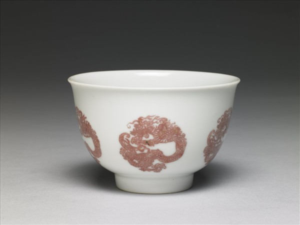 白瓷釉裡紅團龍紋杯
