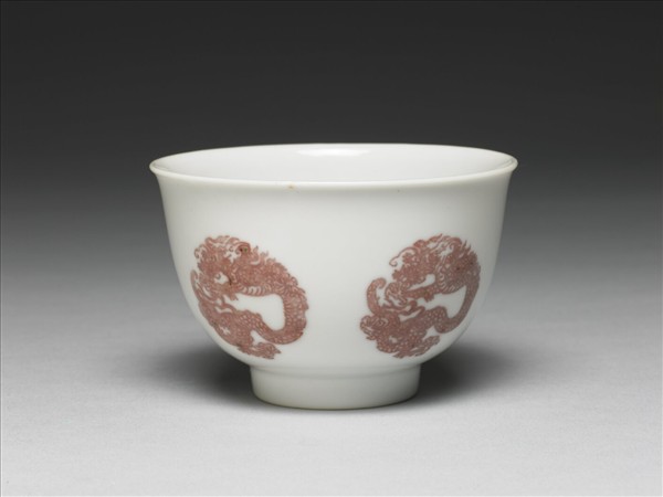 白瓷釉裡紅團龍紋杯