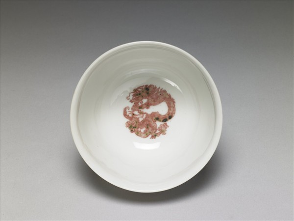 白瓷釉裡紅團龍紋杯