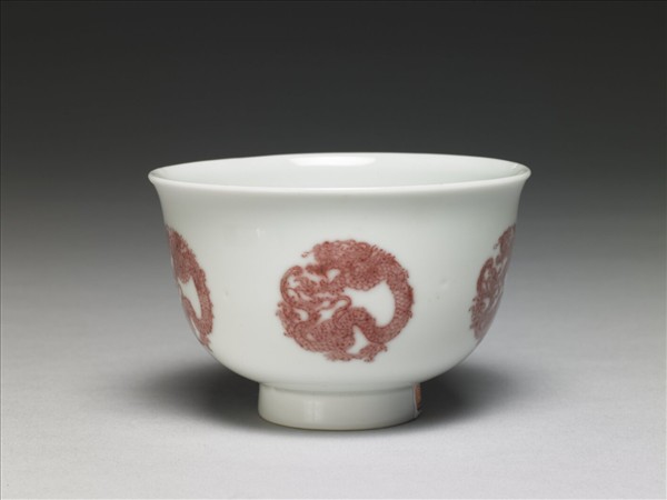 白瓷釉裡紅團龍紋杯