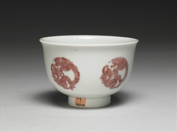白瓷釉裡紅團龍紋杯