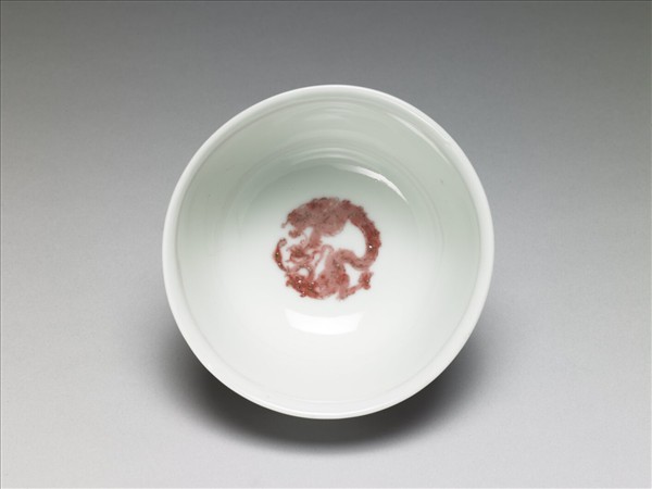 白瓷釉裡紅團龍紋杯