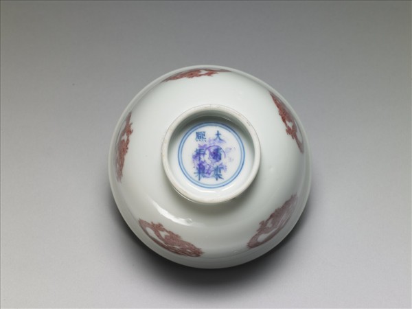 白瓷釉裡紅團龍紋杯