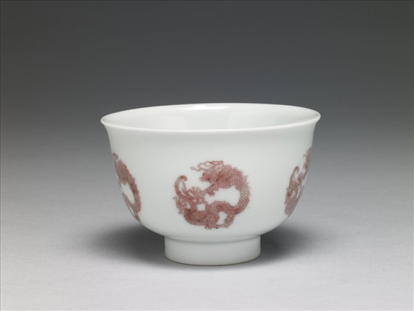 白瓷釉裡紅團龍紋杯