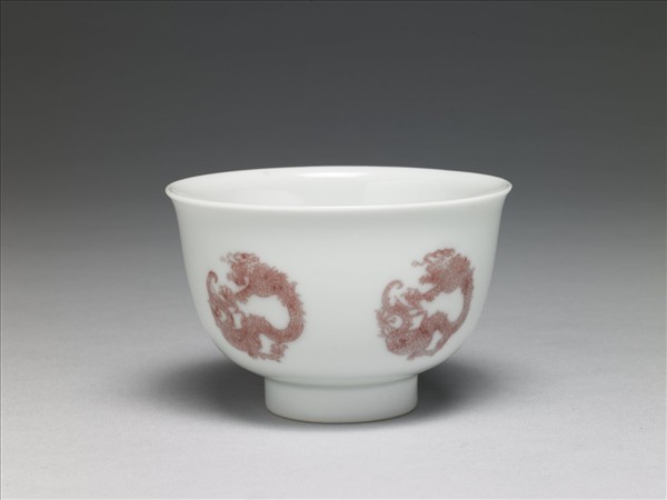 白瓷釉裡紅團龍紋杯
