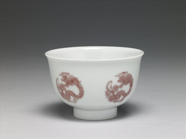 白瓷釉裡紅團龍紋杯