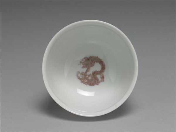 白瓷釉裡紅團龍紋杯