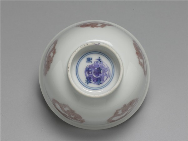 白瓷釉裡紅團龍紋杯