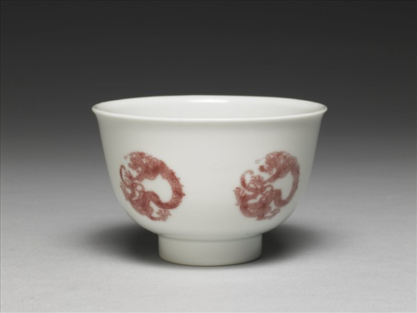 白瓷釉裡紅團龍紋杯