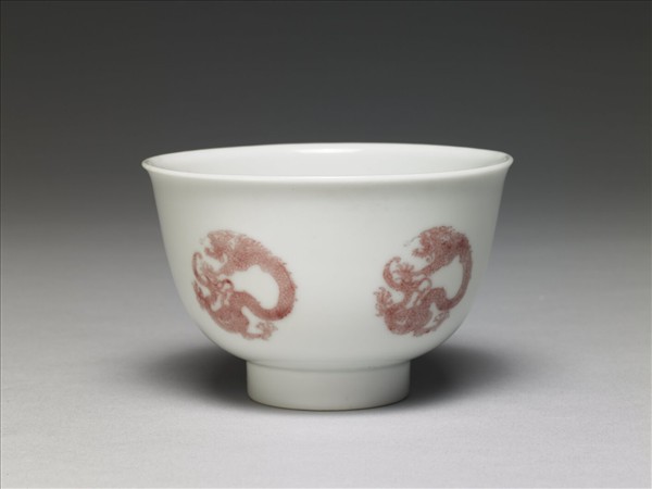 白瓷釉裡紅團龍紋杯