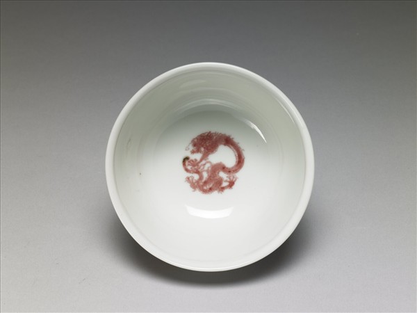 白瓷釉裡紅團龍紋杯