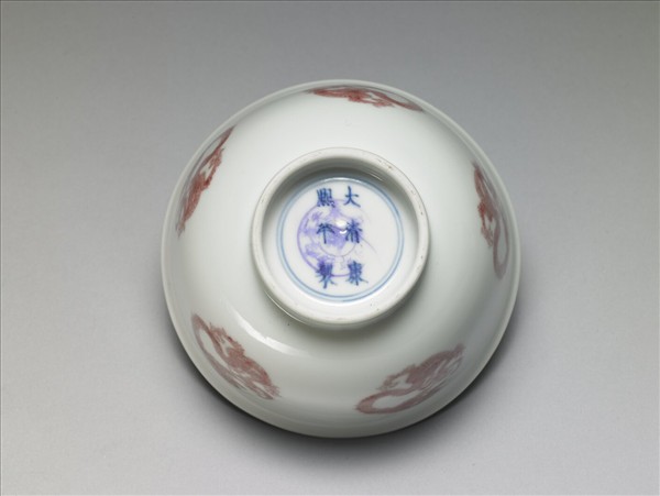 白瓷釉裡紅團龍紋杯