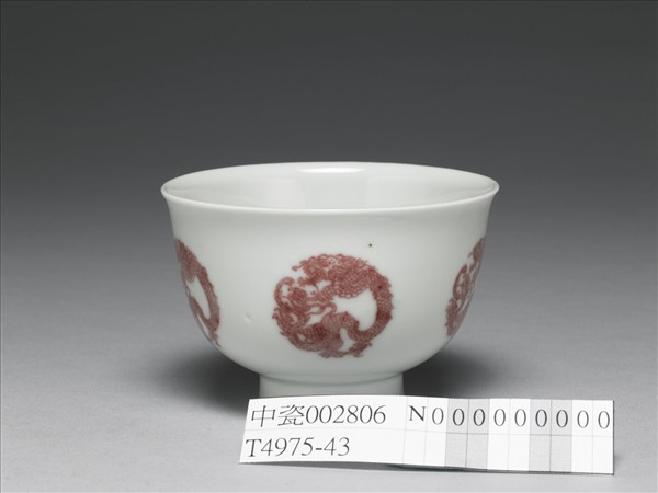 白瓷釉裡紅團龍紋杯
