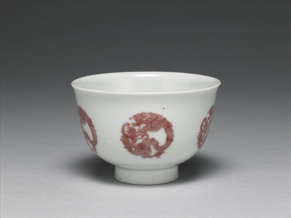 白瓷釉裡紅團龍紋杯
