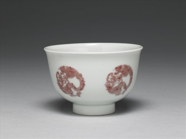 白瓷釉裡紅團龍紋杯