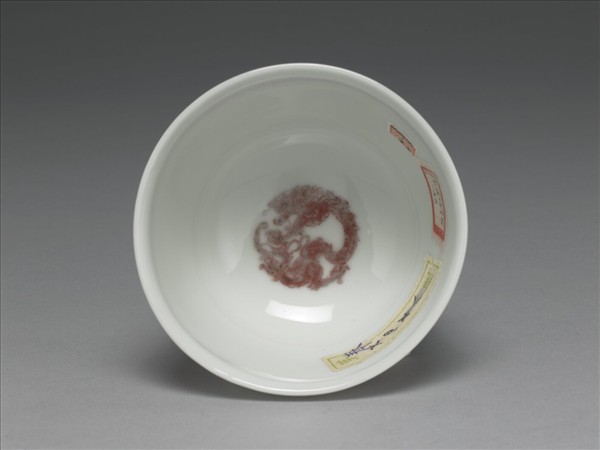 白瓷釉裡紅團龍紋杯